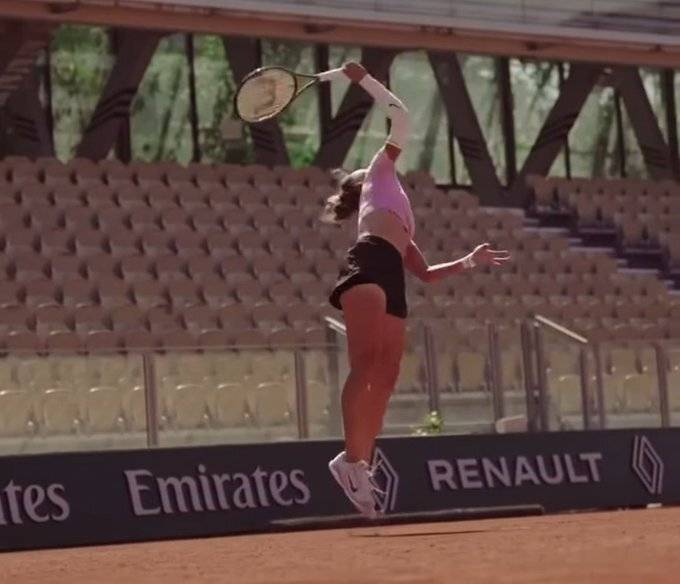 回到梦实现的地方!郑钦文抵达巴黎,奥运夺金后重返罗兰加洛斯