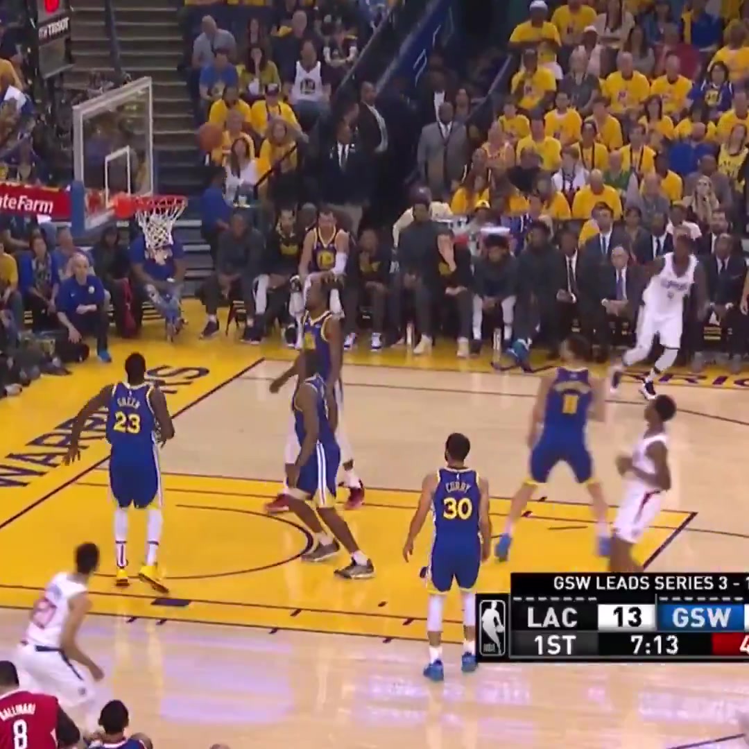 那时候还很青涩🤯!看看快船时期的亚历山大是怎么打球的